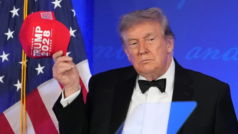 Trump au gala de la presse de Washington, trois mois après le chaos