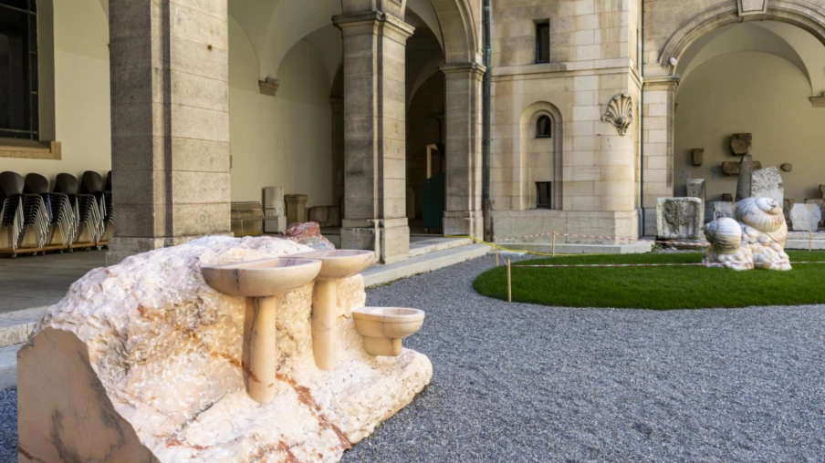 Une installation artistique en marbre dans la cour du MAH de Genève