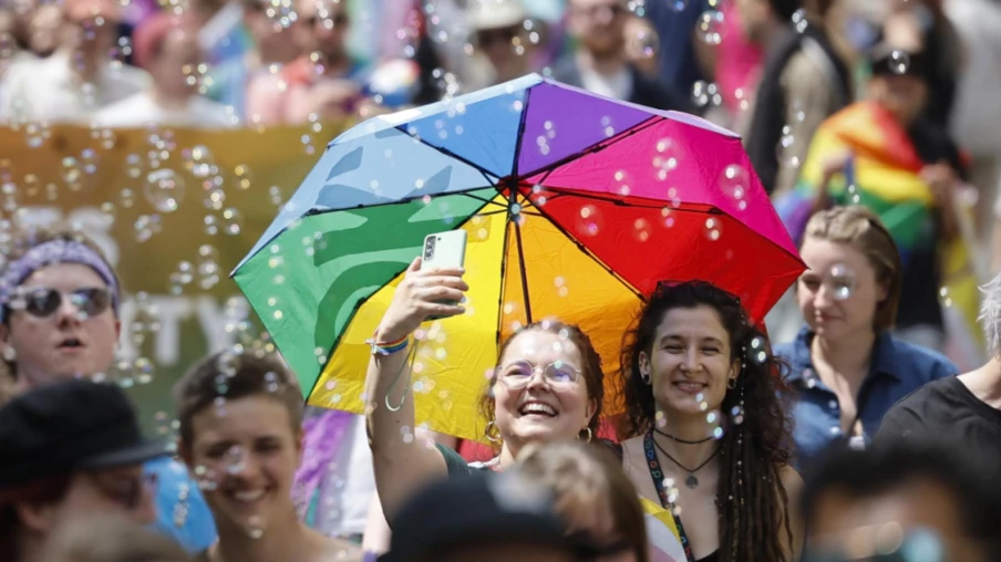 Pride à Berne : des milliers de personnes manifestent pour les droits queer