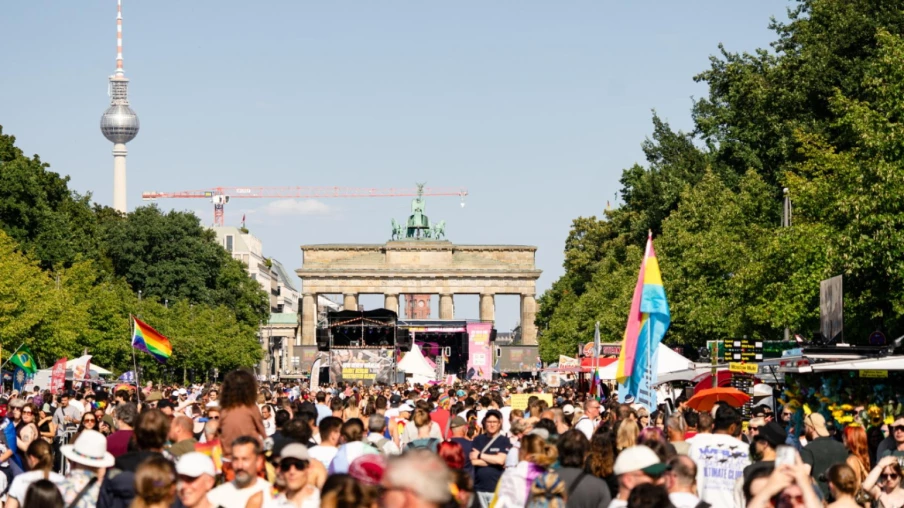 Berlin : 1 mort et 16 blessés après un véhicule lancé sur la marche des fiertés