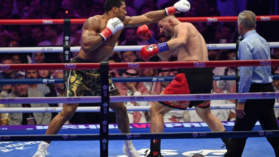 Joshua bat Prenga par KO et lance son choc face à Fury
