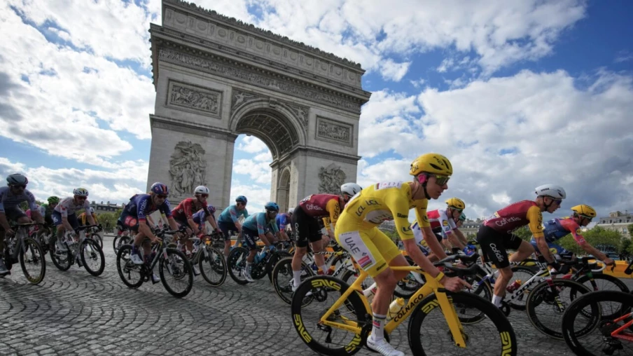 TdF : Mathieu van der Poel remporte la dernière étape à Paris