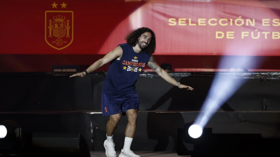 Cucurella se fait tatouer le visage de Luis de la Fuente après le titre