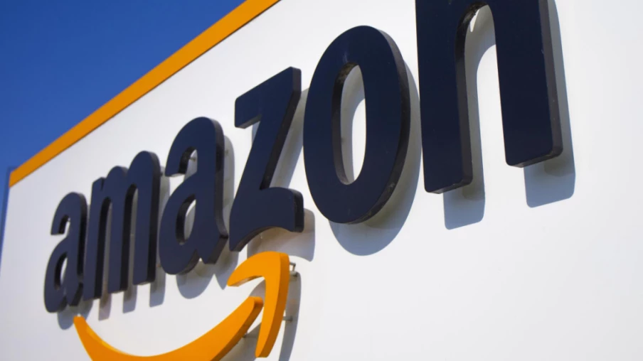 Amazon s'envole en Bourse après ses résultats, Apple chute