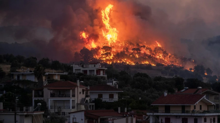 Incendie en Grèce : Porto Germeno, station balnéaire menacée par les flammes