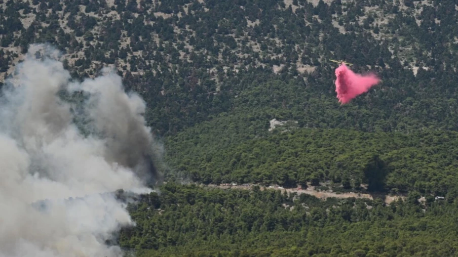 Grèce : violents incendies, hélicoptères en collision et évacuations