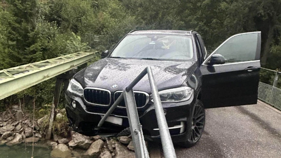 Accident à Broc : une voiture finit avec deux roues dans le vide