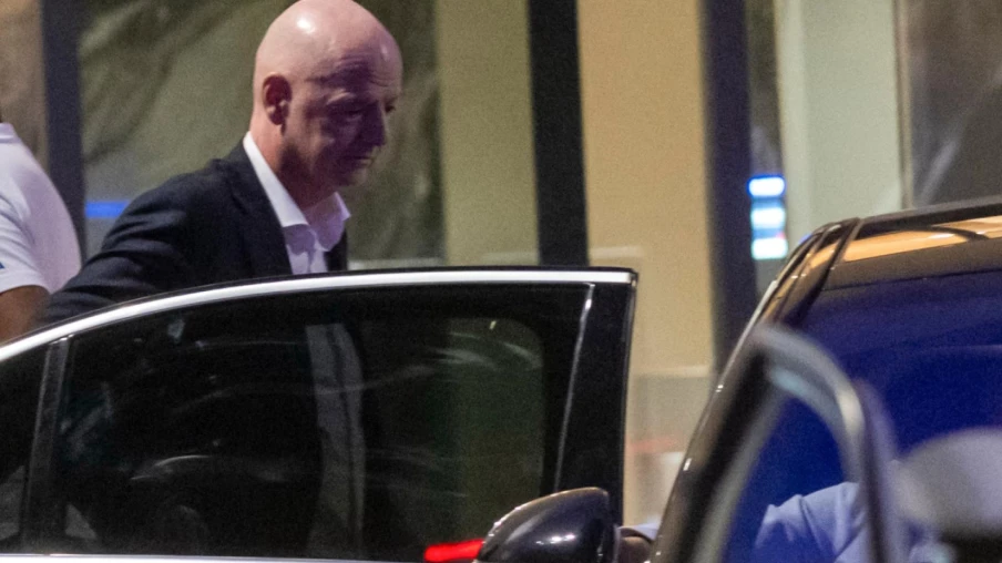La FIFA présente des excuses et réaffirme son soutien à Infantino
