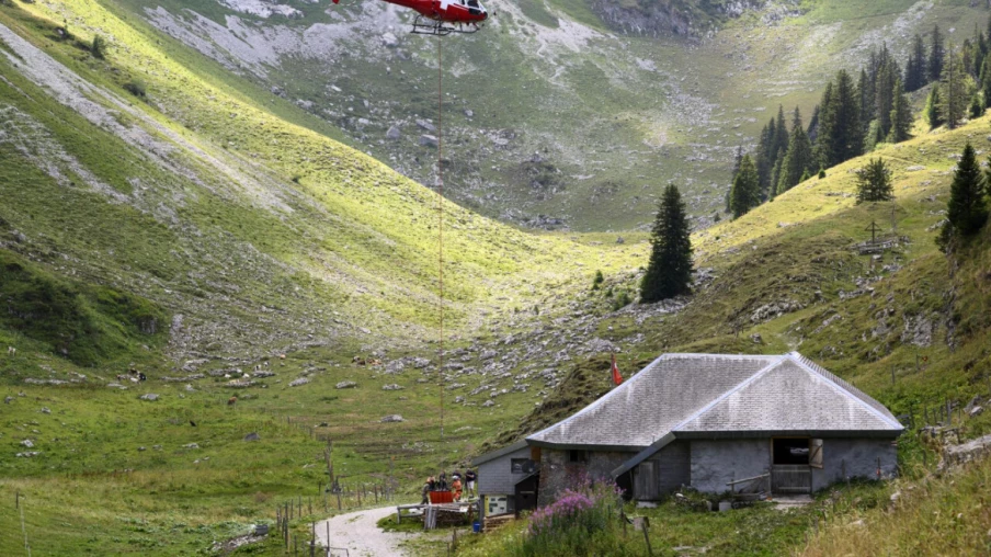 armée et protection civile ravitaillent des alpages fribourgeois en eau
