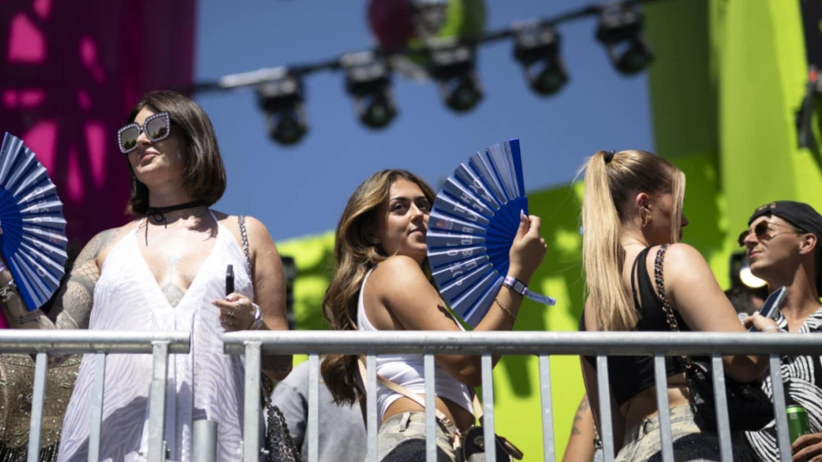 La 33e Street Parade de Zurich attire des centaines de milliers de ravers