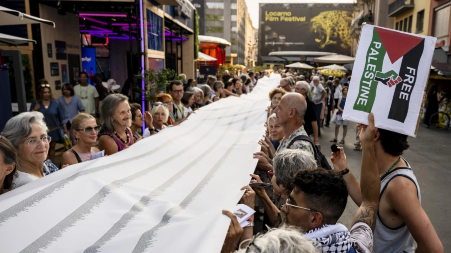 Locarno : une banderole de 60 000 noms déployée pour Gaza