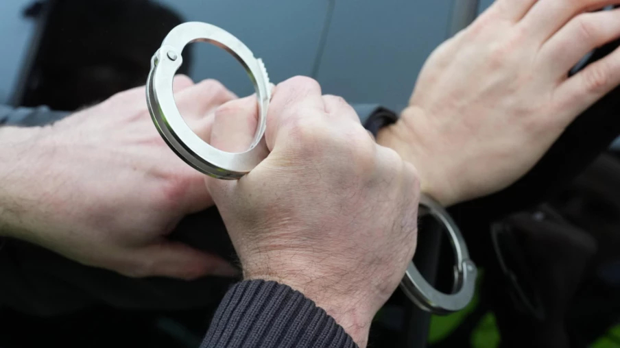 Berne : un homme lance des pierres et une bouteille de gaz sur des passants
