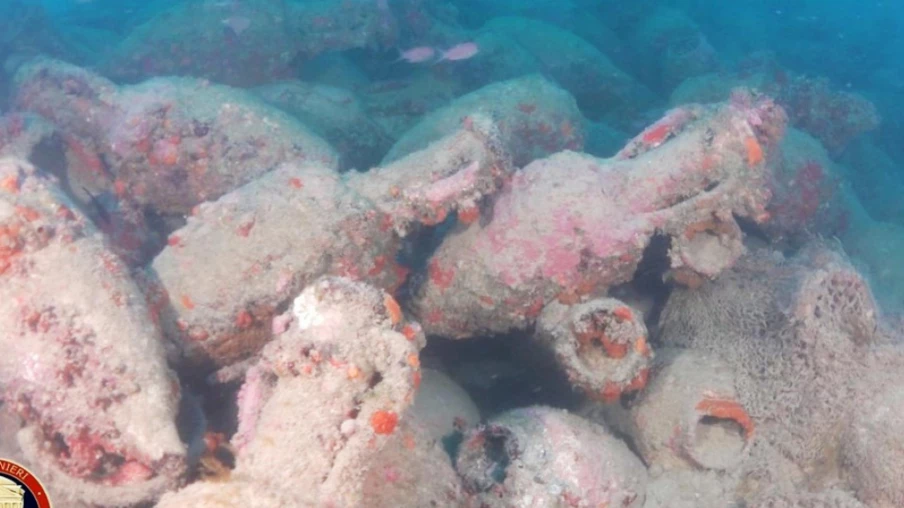 Sicile : découverte d'une épave romaine remplie d'amphores de vin