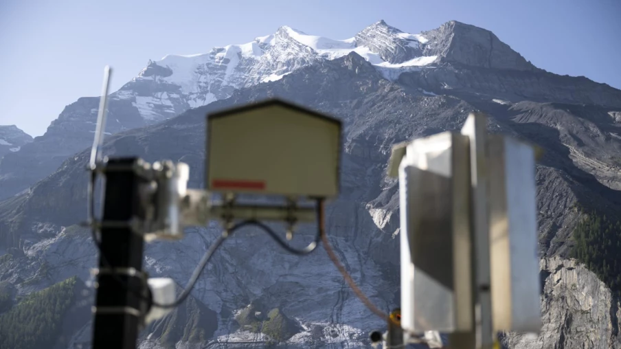 Spectaculaire éboulement au-dessus du lac d'Oeschinen dans l'Oberland bernois