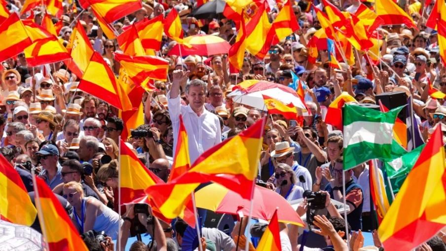 Madrid : grande manifestation contre Pedro Sanchez pour corruption, organisée par l’opposition