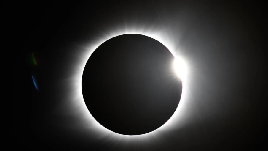 Éclipse solaire : le phénomène débute au-dessus de l'Arctique