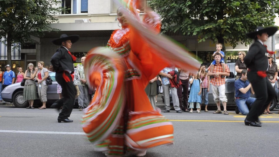 Rencontres de folklore internationales de Fribourg : costumes traditionnels et défilé de mode