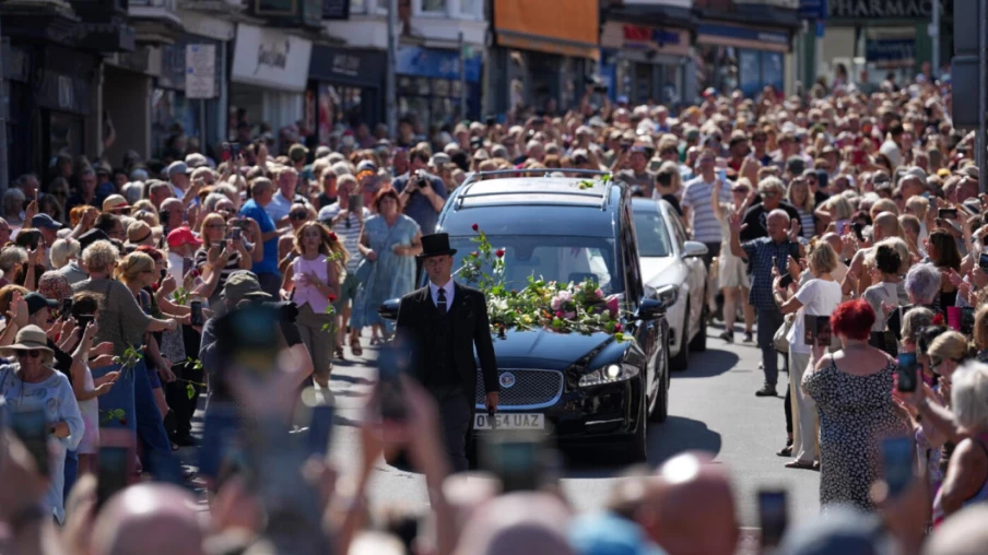Des milliers de fans accompagnent le cercueil de Bonnie Tyler au pays de Galles