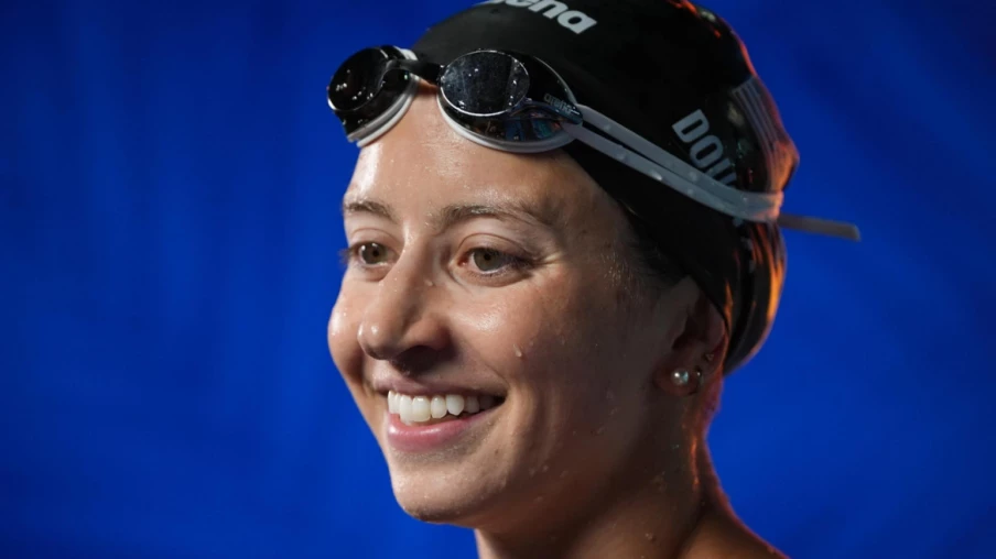 Kate Douglass bat deux fois le record du monde du 50 m libre en 24h