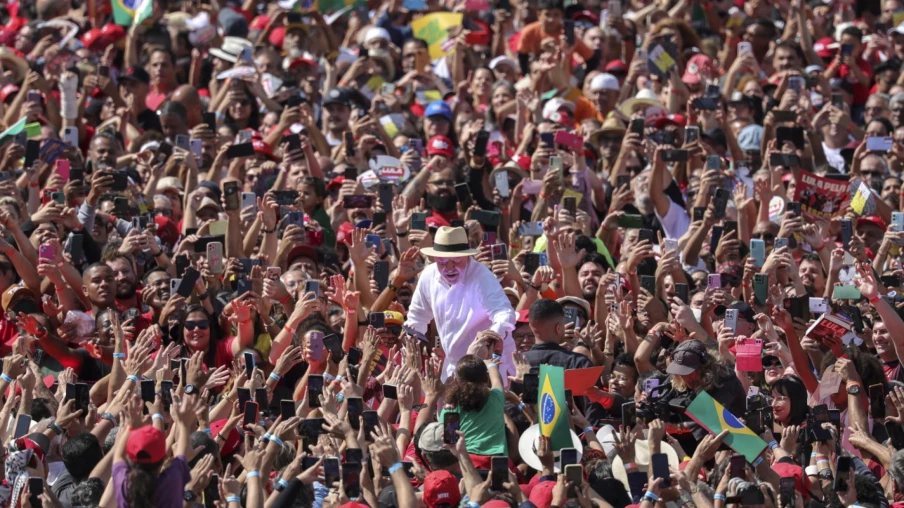 Lula et Flavio Bolsonaro courtisent le vote des femmes au Brésil