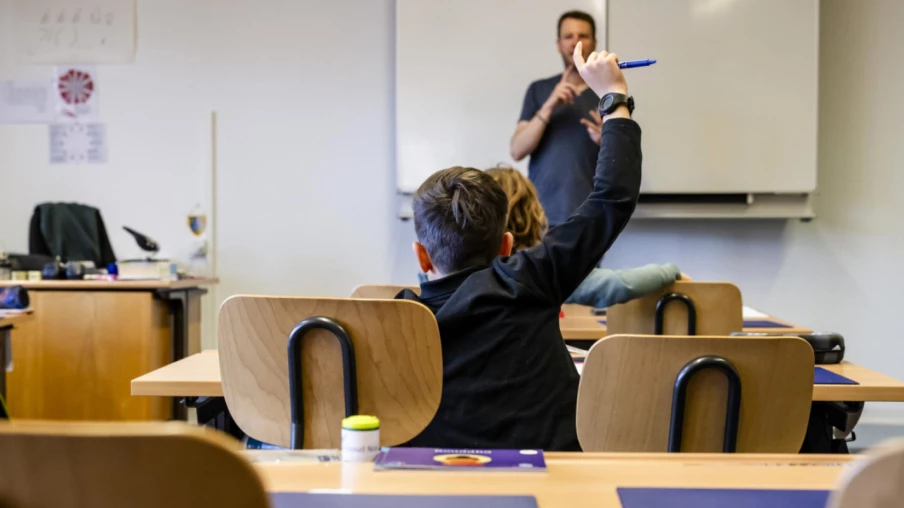 Rentrée scolaire en Romandie : canicule, IA et grève à Genève