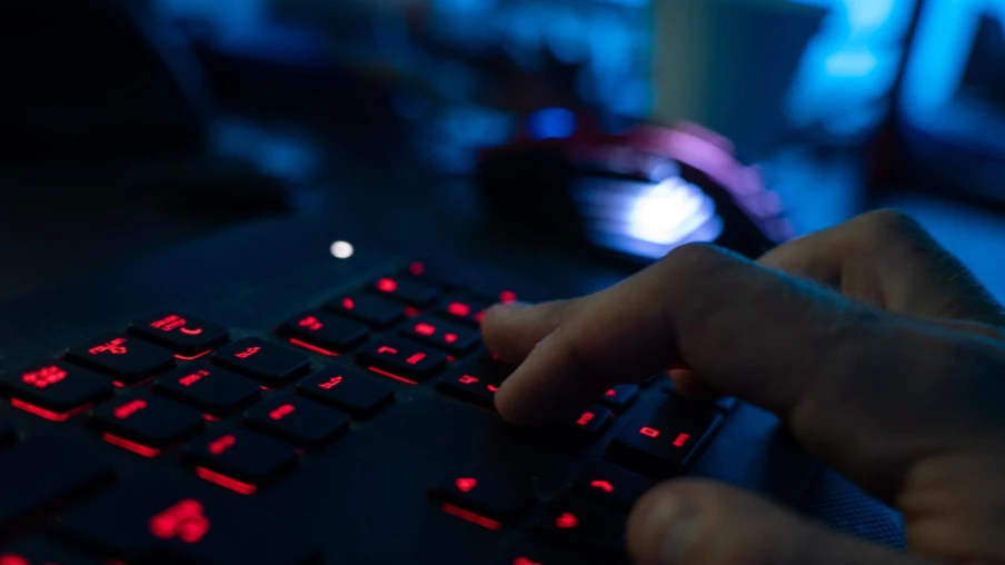 Cyberattaque contre Stadler Rail : hacker présumé jugé à Zurich