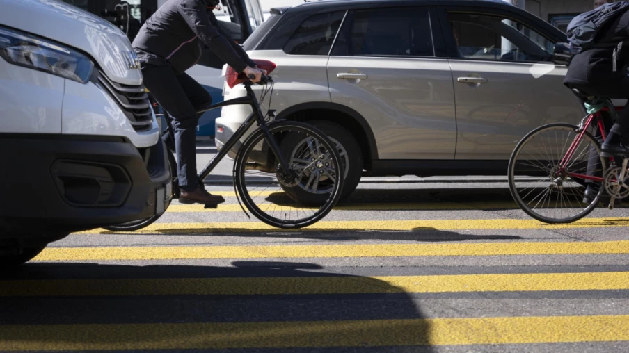 Les voitures dépassent trop près des cyclistes en ville suisse