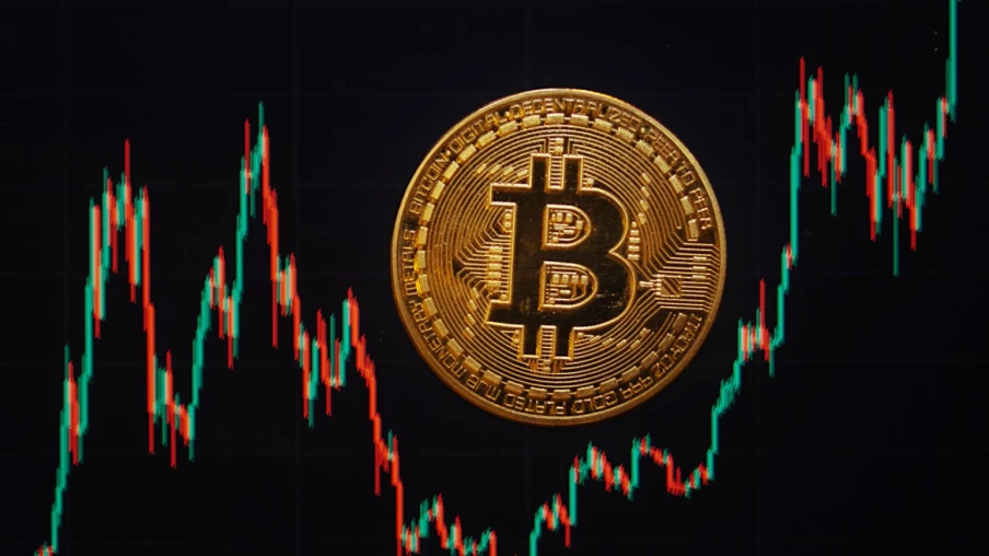 Le bitcoin frôle les 77'000 dollars après un short squeeze fulgurant