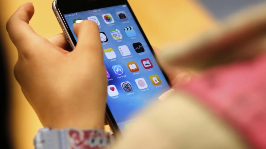 Apple mise sur la prudence dans l’IA face à la concurrence et l’impatience des investisseurs