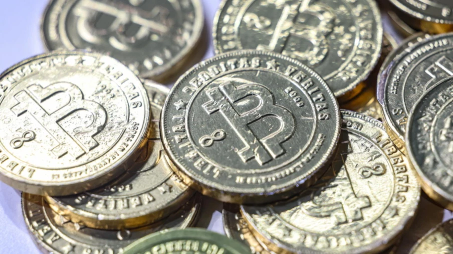 Le bitcoin frôle les 80 000 dollars porté par les ETF et l'inflation