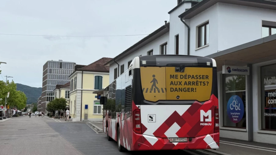 Campagne de prévention routière autour des bus à l’arrêt dans le Jura