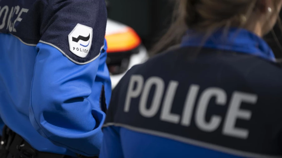 Fillette de 3 ans blessée sous un véhicule à Massonnens, enquête en cours