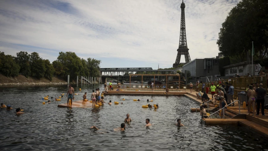 À Paris, les baignades dans la Seine attirent un record de visiteurs cet été