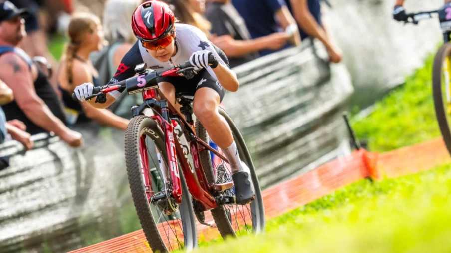 Sina Frei vise le maillot arc-en-ciel en cross-country aux Mondiaux