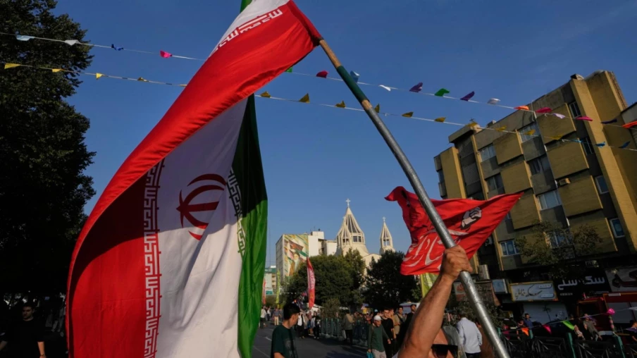 Nouvelles frappes américaines sur l'île de Larak en Iran
