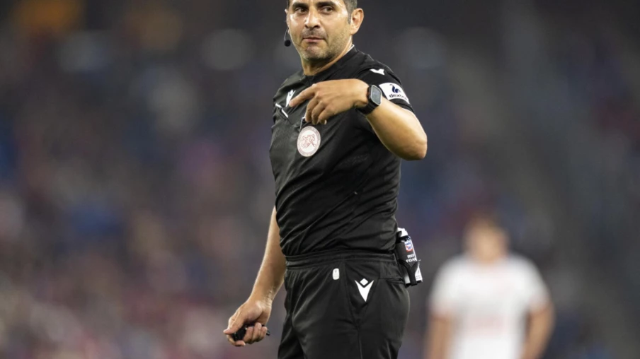 Les meilleurs arbitres suisses passent au statut professionnel