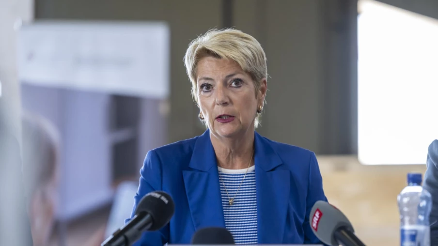 Karin Keller-Sutter critique la commission sur les fonds propres des banques