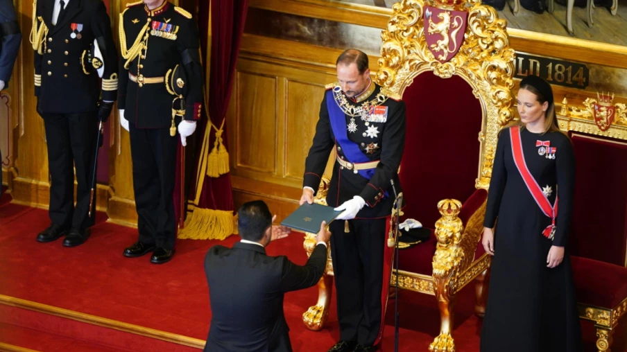 Haakon VIII prête serment sans la reine Mette-Marit, convalescente