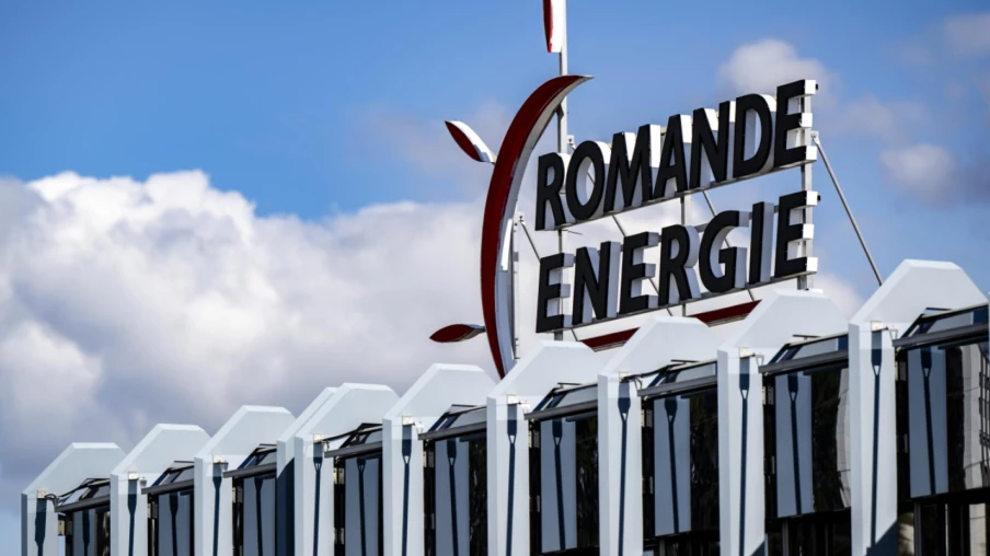 Romande Energie inaugure un carport photovoltaïque à Tolochenaz (VD)
