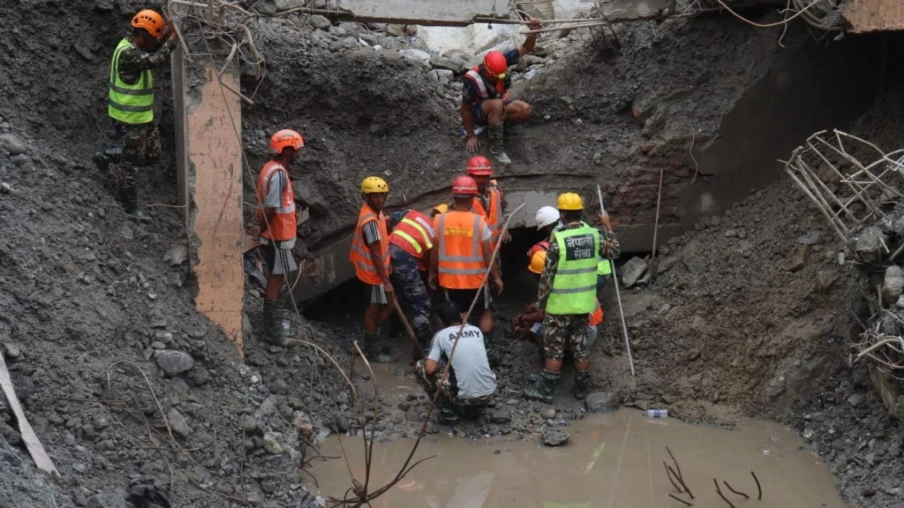 Crue au Népal : deux ouvriers extraits vivants d'un tunnel