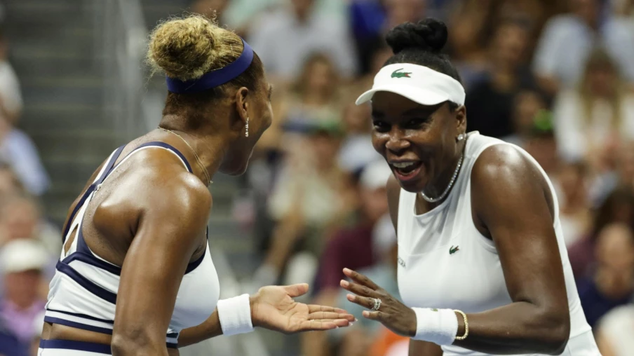 Les sœurs Williams frôlent l'exploit au premier tour du double dames