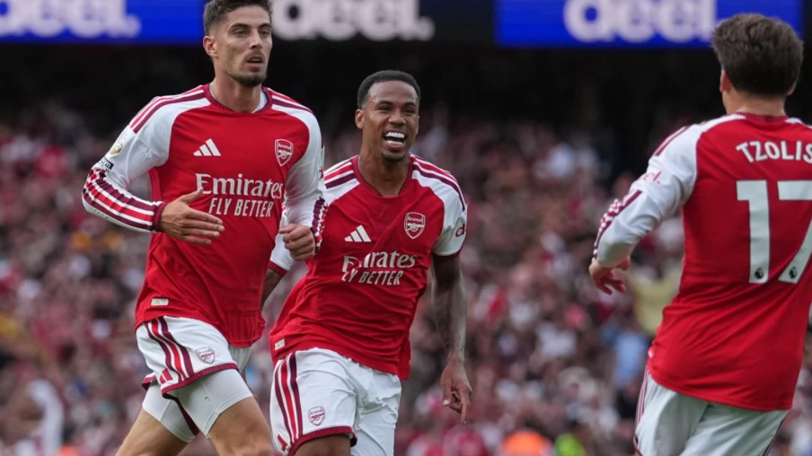Arsenal bat Chelsea 2-1 et reste leader de Premier League