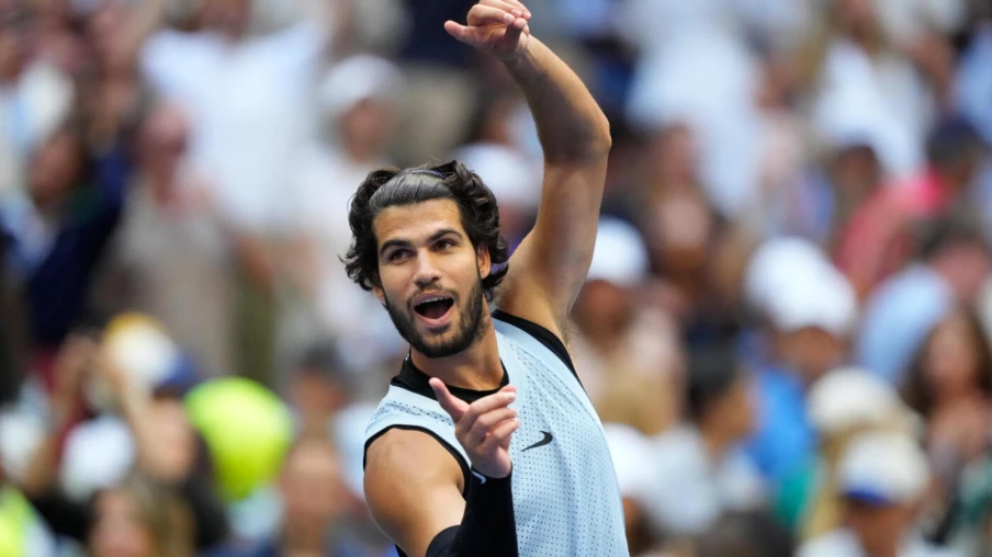 Carlos Alcaraz domine Tommy Paul et file en quarts de finale à l'US Open