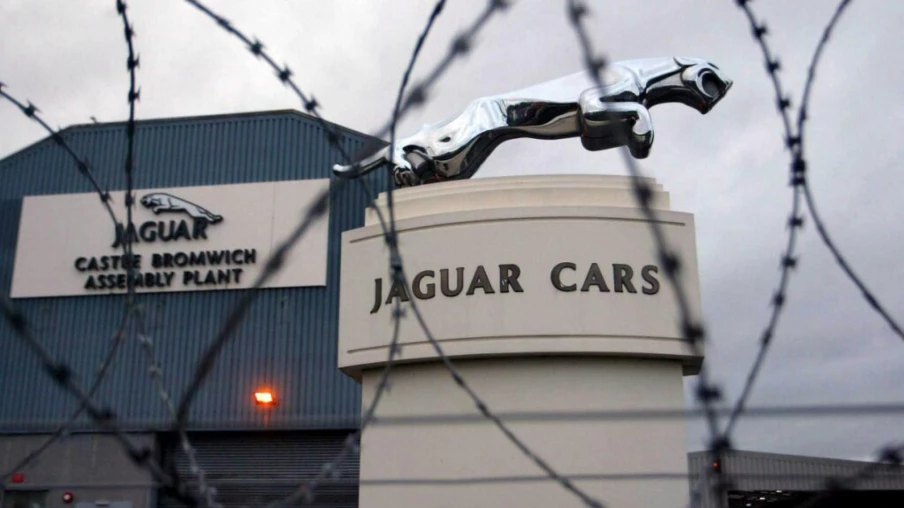 Jaguar Land Rover supprime 4 000 postes après une cyberattaque