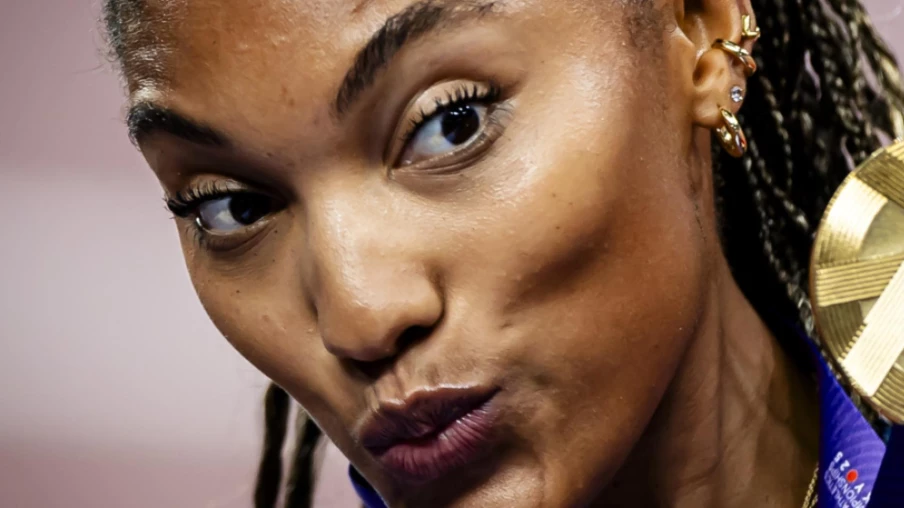 Tara Davis-Woodhall met fin à sa saison après une grave commotion cérébrale
