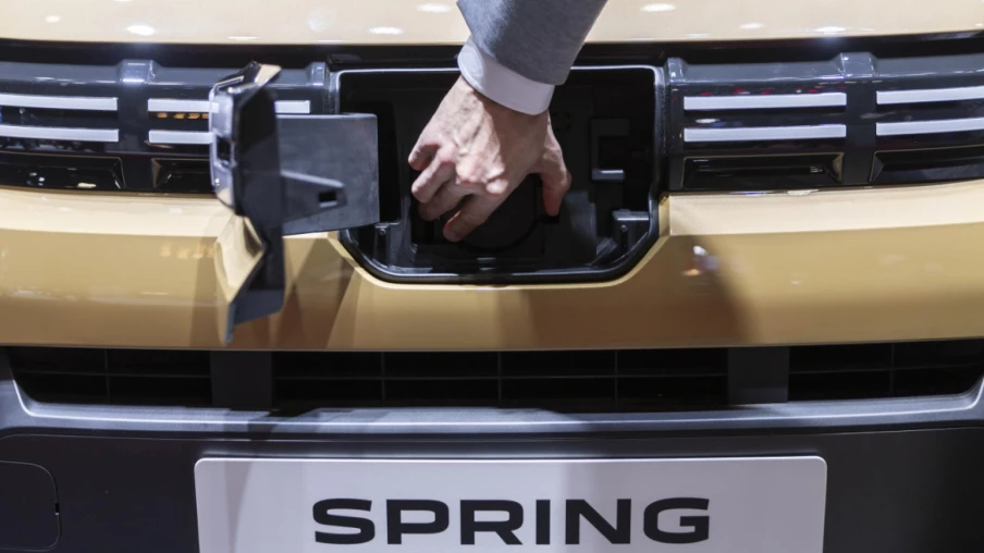 Dacia mise sur la nouvelle Spring face à l'offensive chinoise
