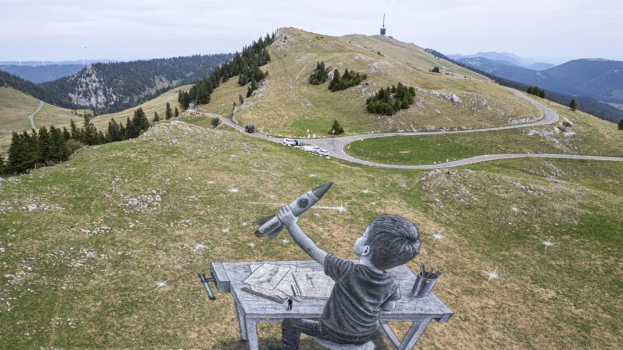 Saype dévoile une fresque monumentale au Chasseral pour rêver