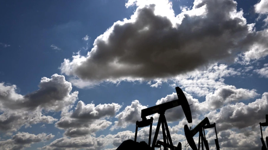 Pétrole : le Brent franchit 100 dollars après les frappes au Moyen-Orient