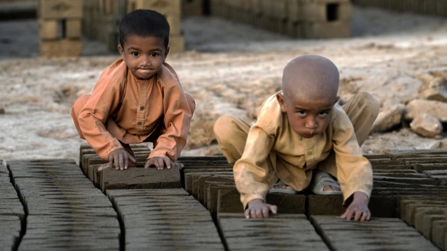 138 millions d'enfants travailleurs en 2024 : Rapport de l'OIT et de l'UNICEF 138 millions d'enfants travailleurs en 2024 : Rapport de l'OIT et de l'UNICEF