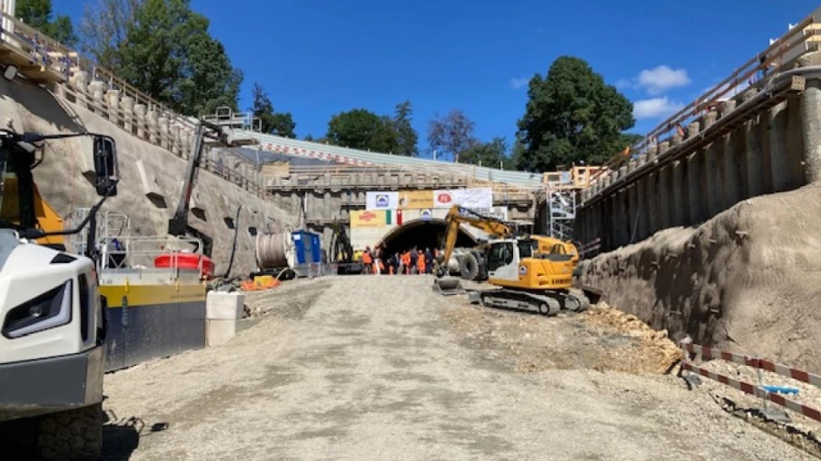 Premier coup de pioche pour le tunnel de la H18 à La Chaux-de-Fonds